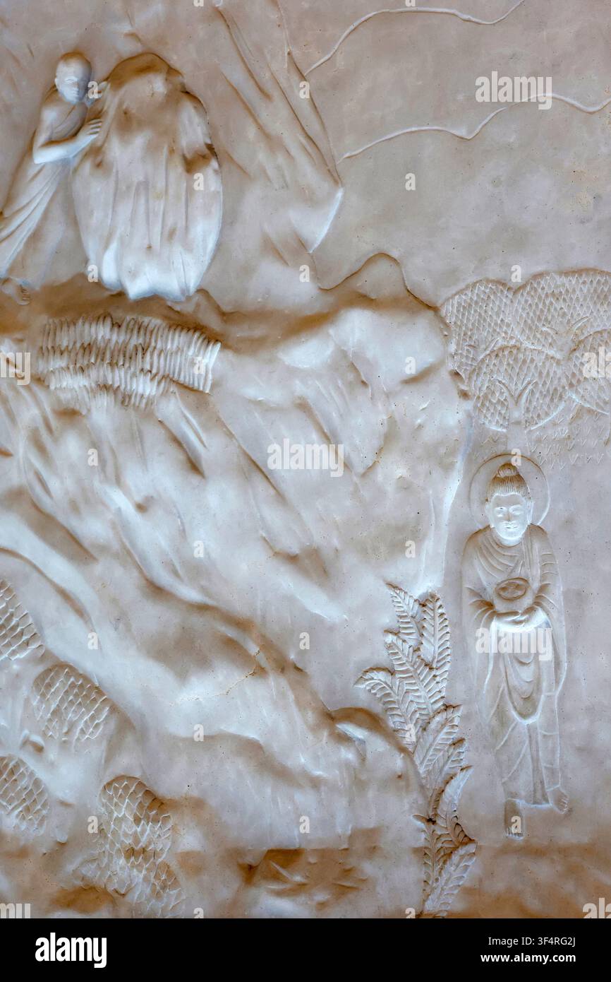 Pagode de Bai Dinh. Un bas-relief en marbre blanc représentant l'épisode où Devadatta, un cousin de Bouddha Shakyamuni, tente de faire tomber un rocher sur lui Banque D'Images