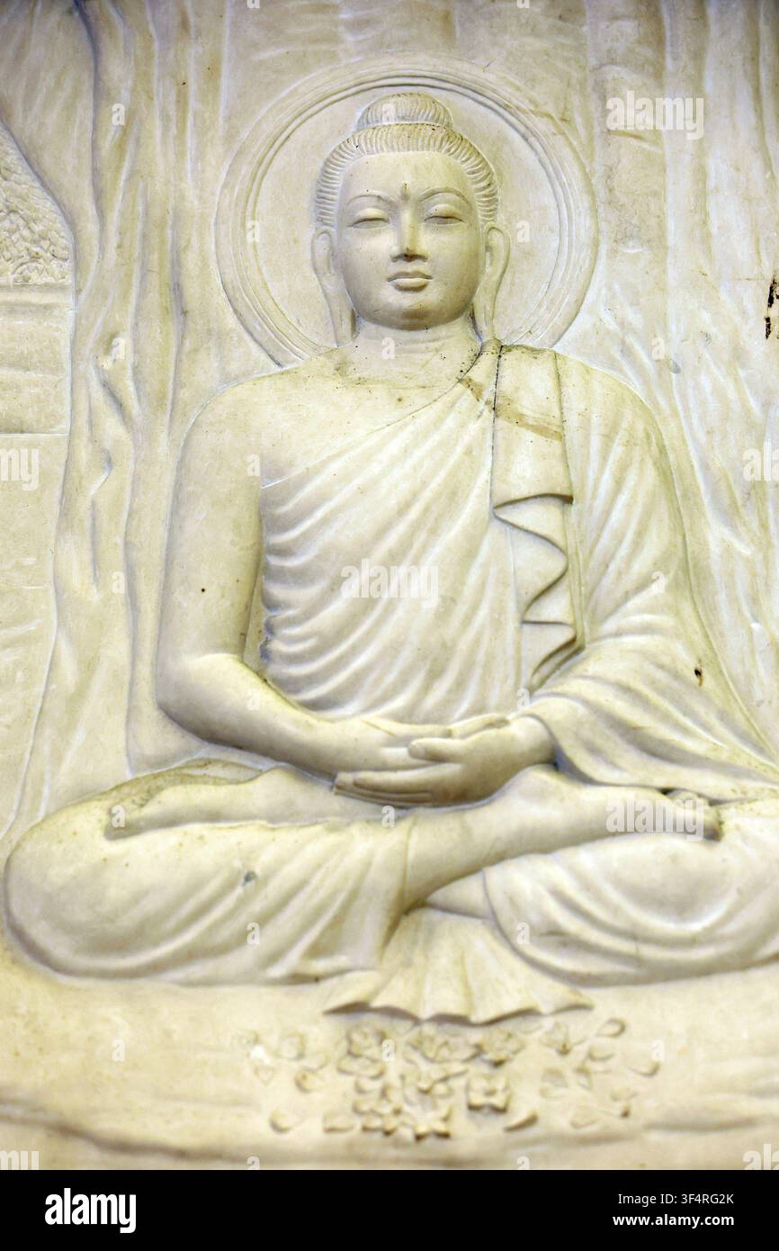 Pagode de Bai Dinh. Une sculpture en bas-relief représentant le Bouddha en méditation, en position du lotus, les mains en mudra dhyana. Éveil spirituel Banque D'Images