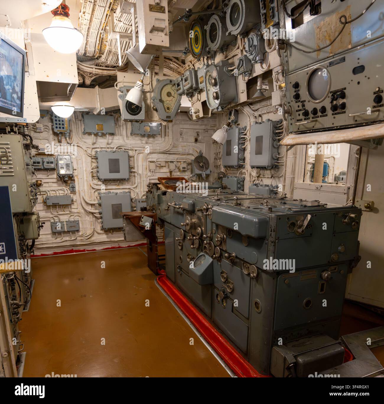 Londres, Royaume-Uni - 24 jun 25 : Vue panoramique des équipements de communication et de radio à l'intérieur du navire-musée HMS Belfast à Londres, en Angleterre. Banque D'Images