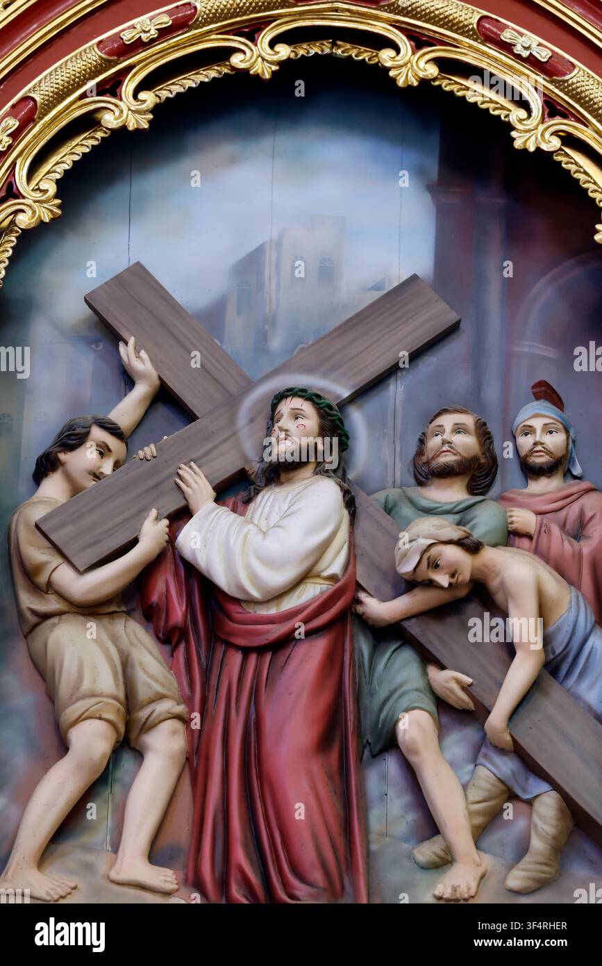 Basilique de Phu Nai. Les Stations du Chemin de Croix. Jésus portant sa croix vers le Golgotha, un moment décisif dans la Passion du Christ. Phu Nai. Vietnam. Banque D'Images