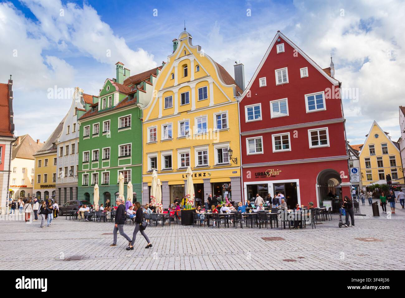 Cafés animés en plein air et maisons historiques colorées sur la place du marché centrale à Memmingen, en Allemagne Banque D'Images