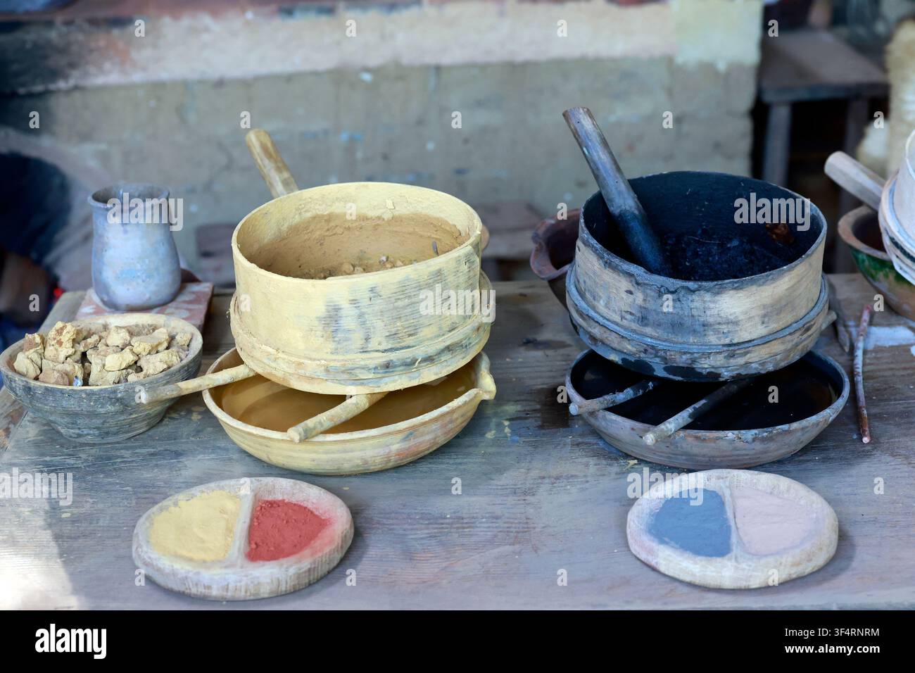 Préparation de pigments et de matières premières pour la peinture et le plâtre, utilisant des outils médiévaux, dans le cadre de la construction du Château de Guédelon. Treigny Banque D'Images