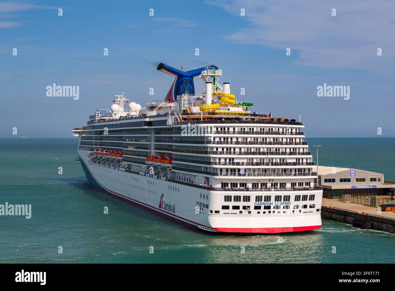 Le navire de croisière Carnival Legend quitte le terminal 2 du port de Dover à Dover, Royaume-Uni, en juin Banque D'Images