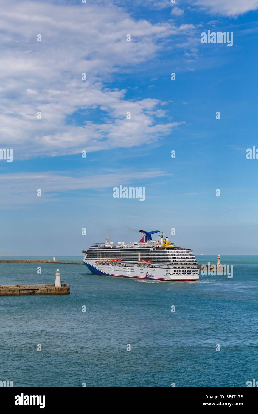 Le navire de croisière Carnival Legend quitte le port de Dover à Dover, Royaume-Uni, en juin Banque D'Images
