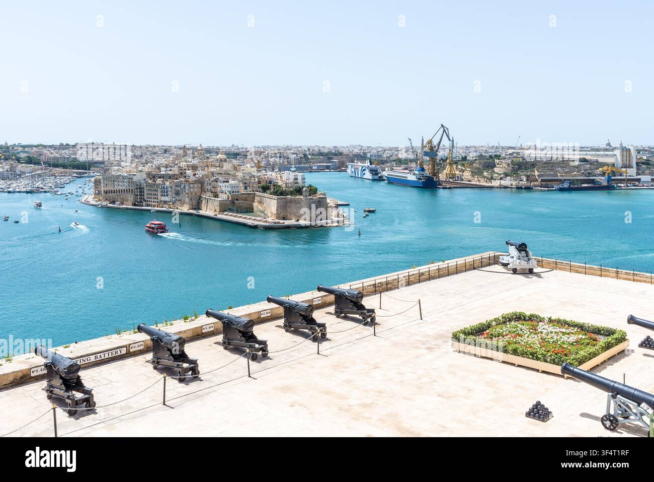Valletta, Malte – 20 mai 2025 : Vue panoramique du Grand Harbour depuis la batterie historique de Saluting, mettant en valeur le front de mer fortifié de La Valette et un h animé Banque D'Images