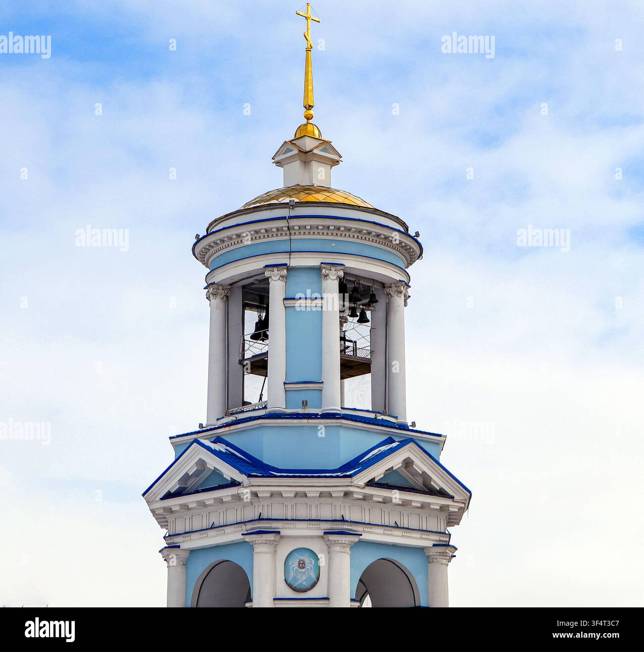 Le clocher d'une église orthodoxe époustouflante s'élève majestueusement contre un ciel dégagé, mettant en valeur sa belle architecture et sa croix dorée au sommet Banque D'Images