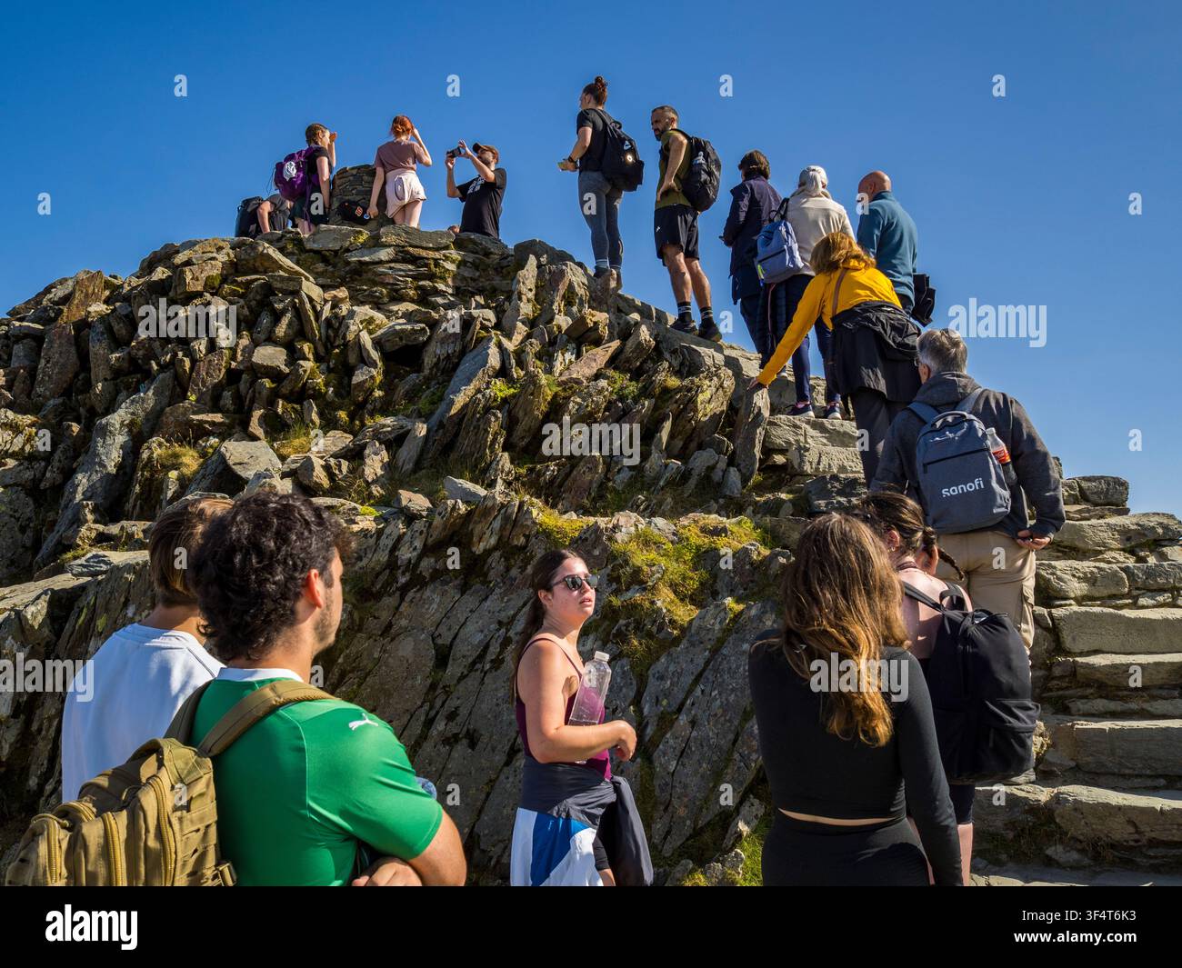 De nombreux marcheurs font la queue pour atteindre le sommet du mont Snowdon, Snowdonia, Nord du Pays de Galles, Royaume-Uni, GB. Banque D'Images