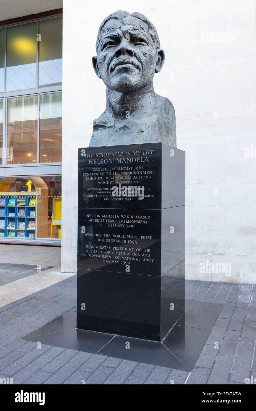 Buste en bronze de Nelson Mandela au Royal Festival Hall, South Bank, Londres, Royaume-Uni. Banque D'Images
