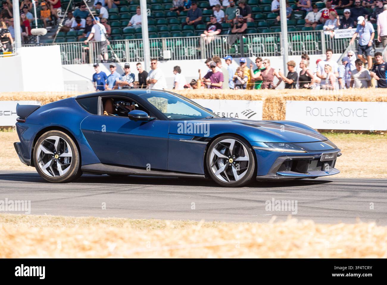 Voiture grand touring Ferrari 12 cylindres de 2026 roulant sur la piste de montée lors de l'événement automobile Goodwood Festival of Speed 2026 Banque D'Images