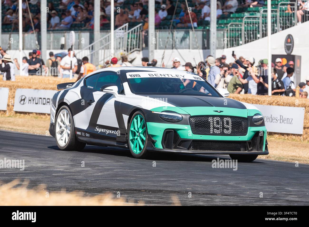 Voiture grand touring Bentley Supersports 2025 parcourant la piste de montée lors de l'événement automobile Goodwood Festival of Speed 2026 Banque D'Images