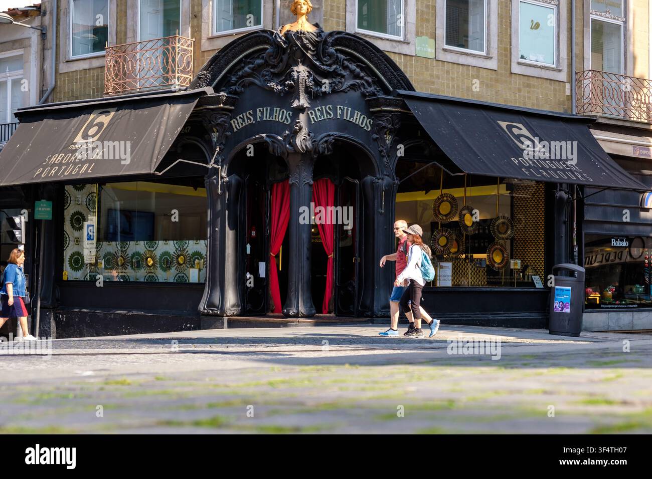 Porto, 11 juin 2022 : Façade architecturale néo-gothique d'une boutique portugaise traditionnelle dans une rue de la ville. Banque D'Images