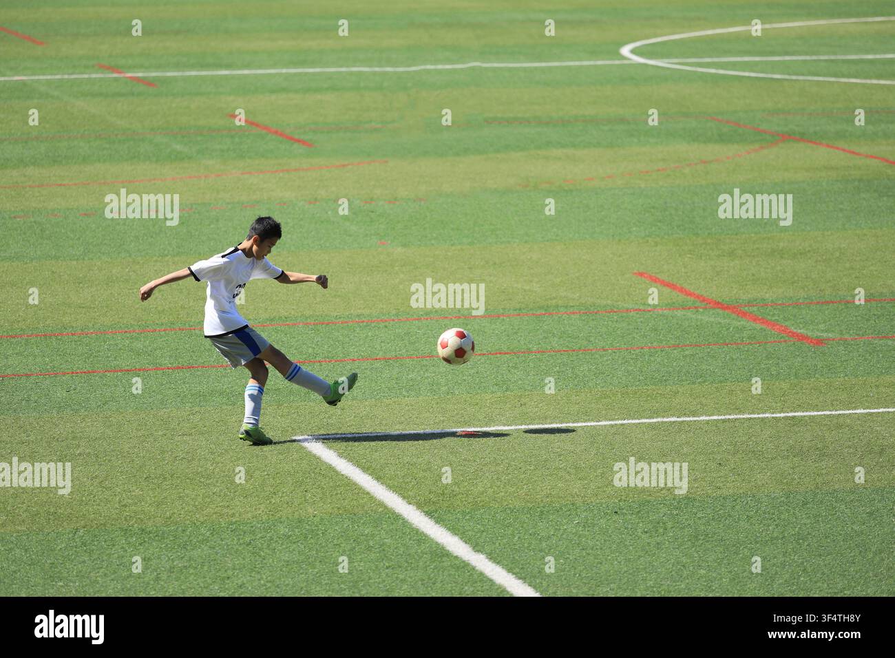 Élève japonais du collège jouant au football (13 ans) Banque D'Images