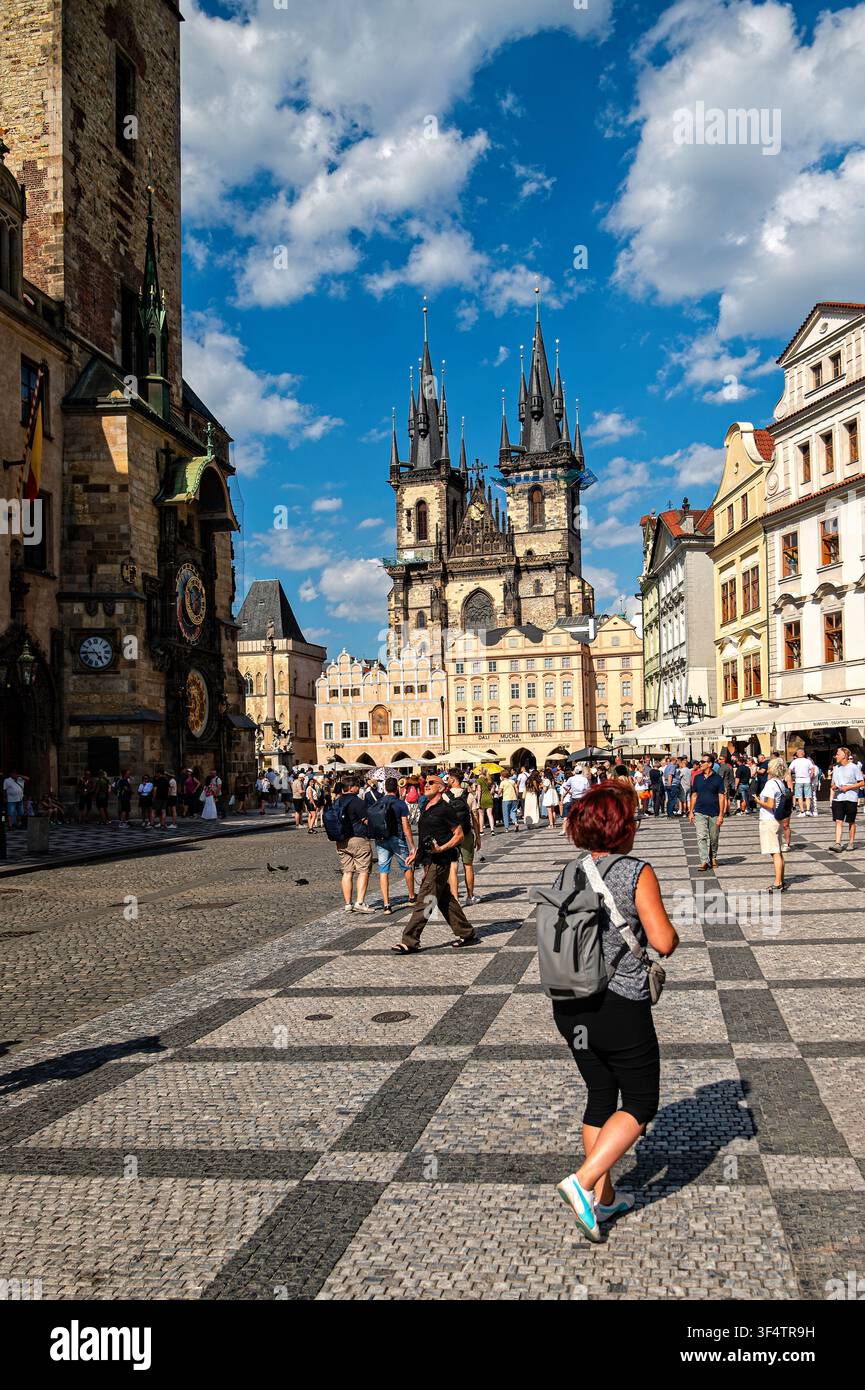 République tchèque, Prague – 23 juin 2026 : Les gens profitent de leur temps sur la place de la Vieille-Ville à Prague par une journée claire et animée Banque D'Images
