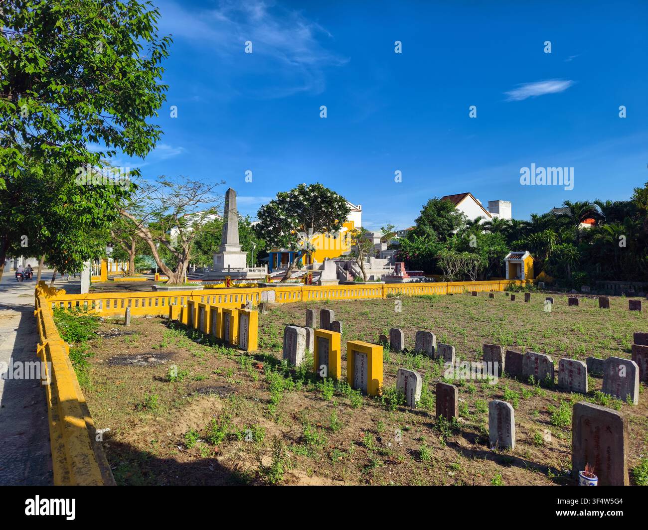 Cimetière traditionnel en plein air avec des rangées de tombes rectangulaires basses bordées de cadres en béton, Hoi An, Vietnam Banque D'Images
