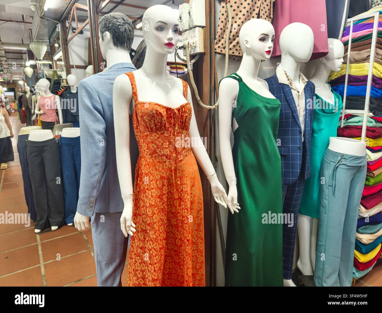 Vitrine d'une boutique de vêtements sur mesure locale à Hoi An, au Vietnam, ville historique mondialement réputée pour ses services de confection sur mesure rapides et experts. Banque D'Images