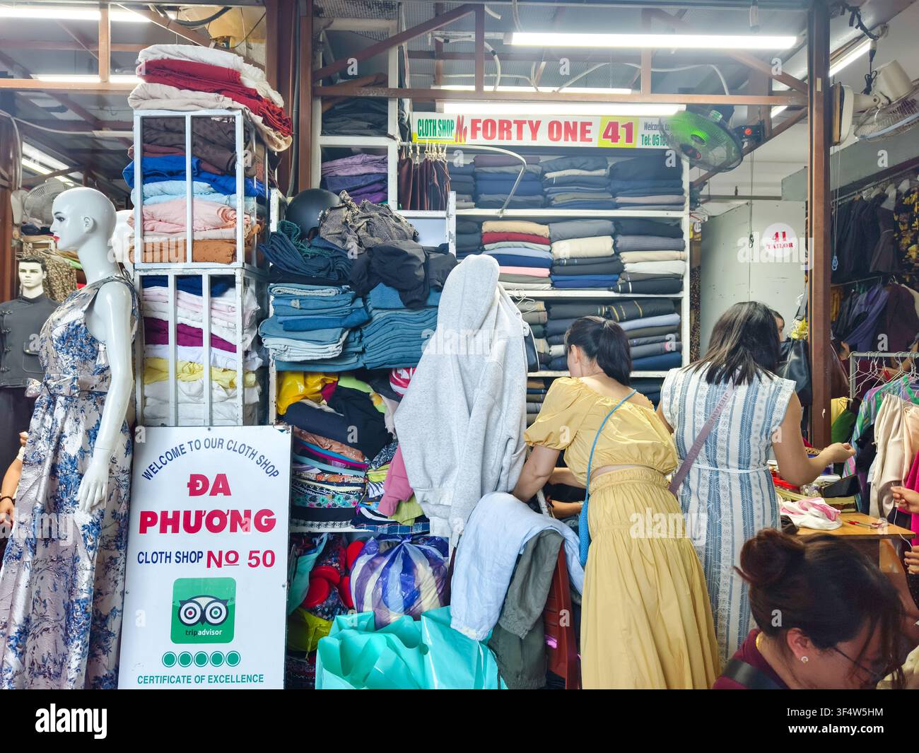 Boutique de tissus Da Phuong n° 50, un stand de couture sur mesure actif situé dans le célèbre marché des tissus de Hoi An, Vietnam Banque D'Images
