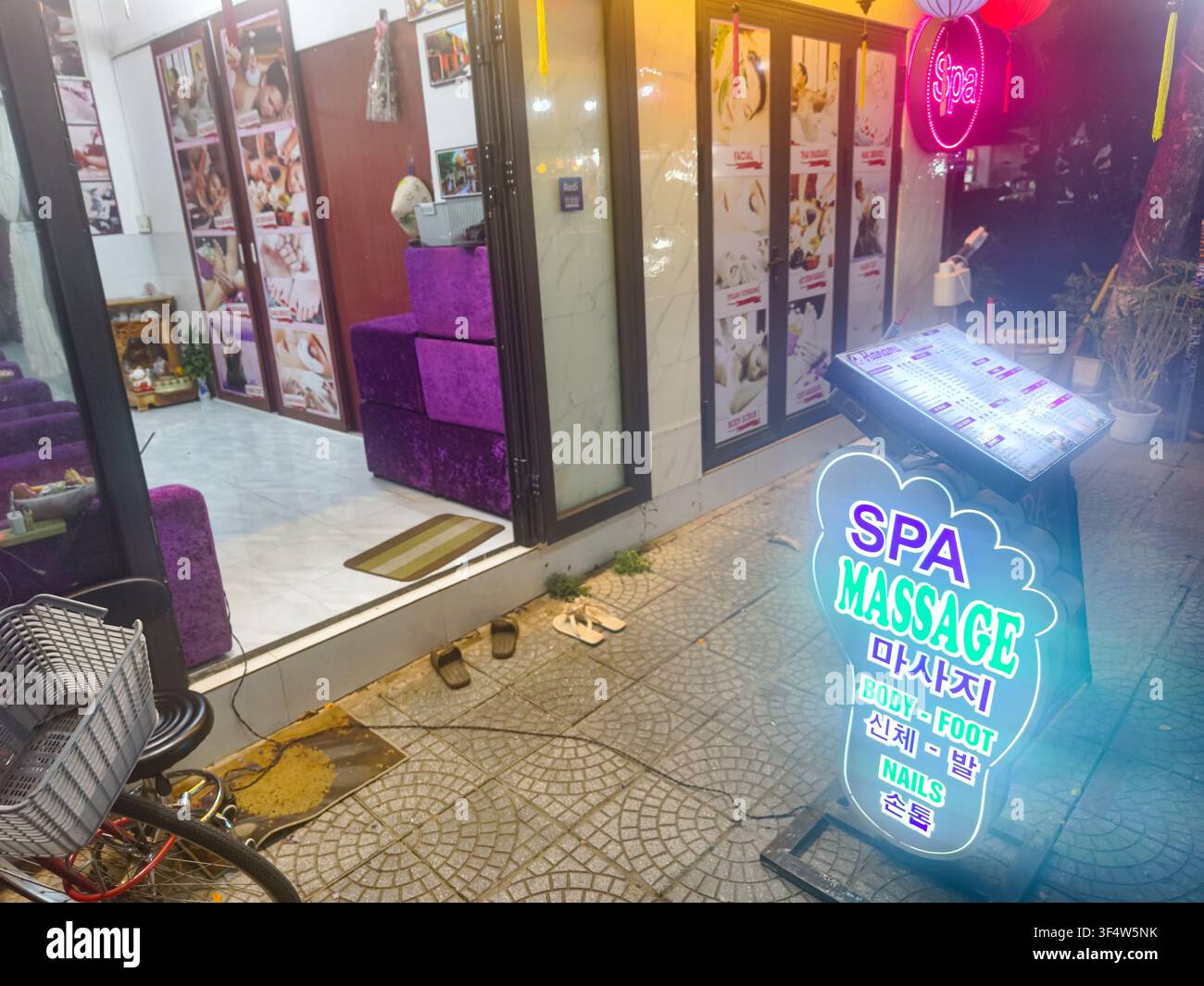 Vitrine du Hung Thanh Spa, Massage & Ongles, une boutique de bien-être locale authentique située à Hoi An, au Vietnam Banque D'Images