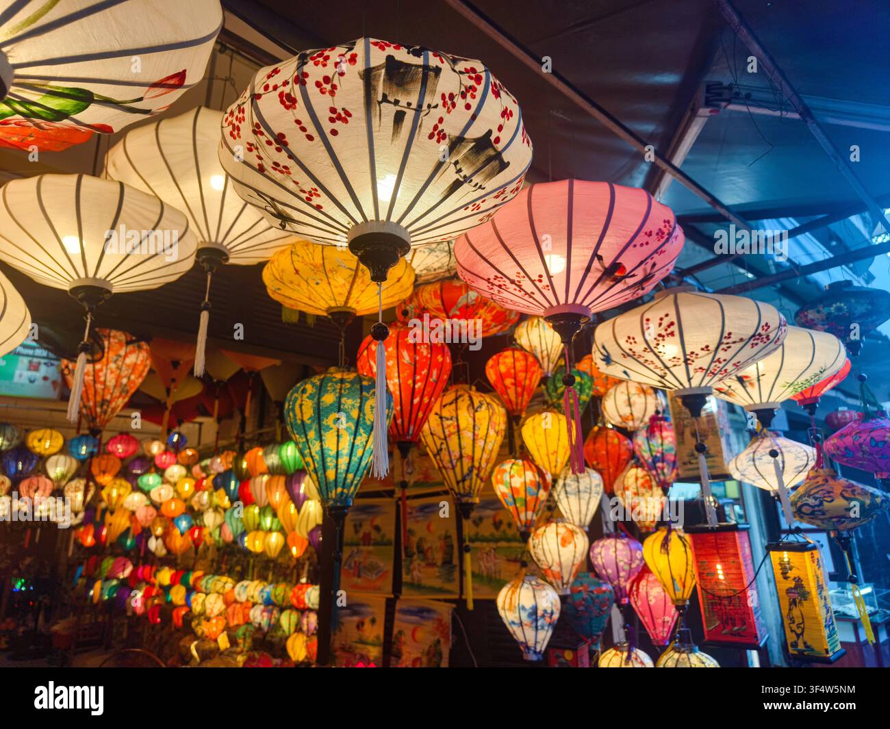 magasin et atelier traditionnel de lanternes en papier et en soie de Hoi An, situé dans la vieille ville historique de Hoi An au centre du Vietnam Banque D'Images