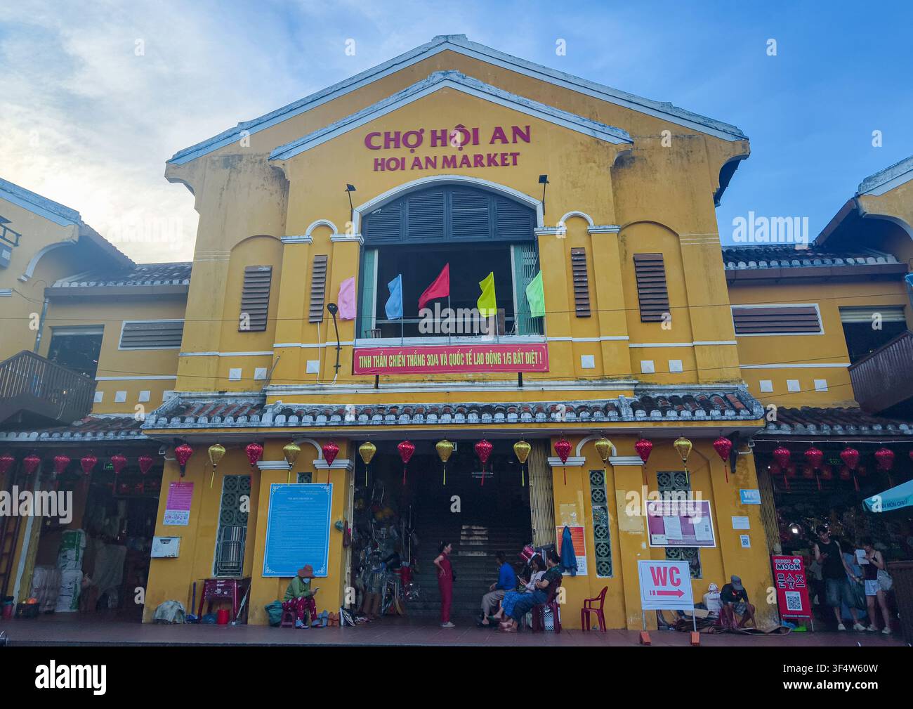 façade jaune du marché central de Hoi An (Chợ Hội An), dans la vieille ville de Hoi An, site du patrimoine mondial de l'UNESCO dans la province de Quang Nam, Vietnam. Banque D'Images