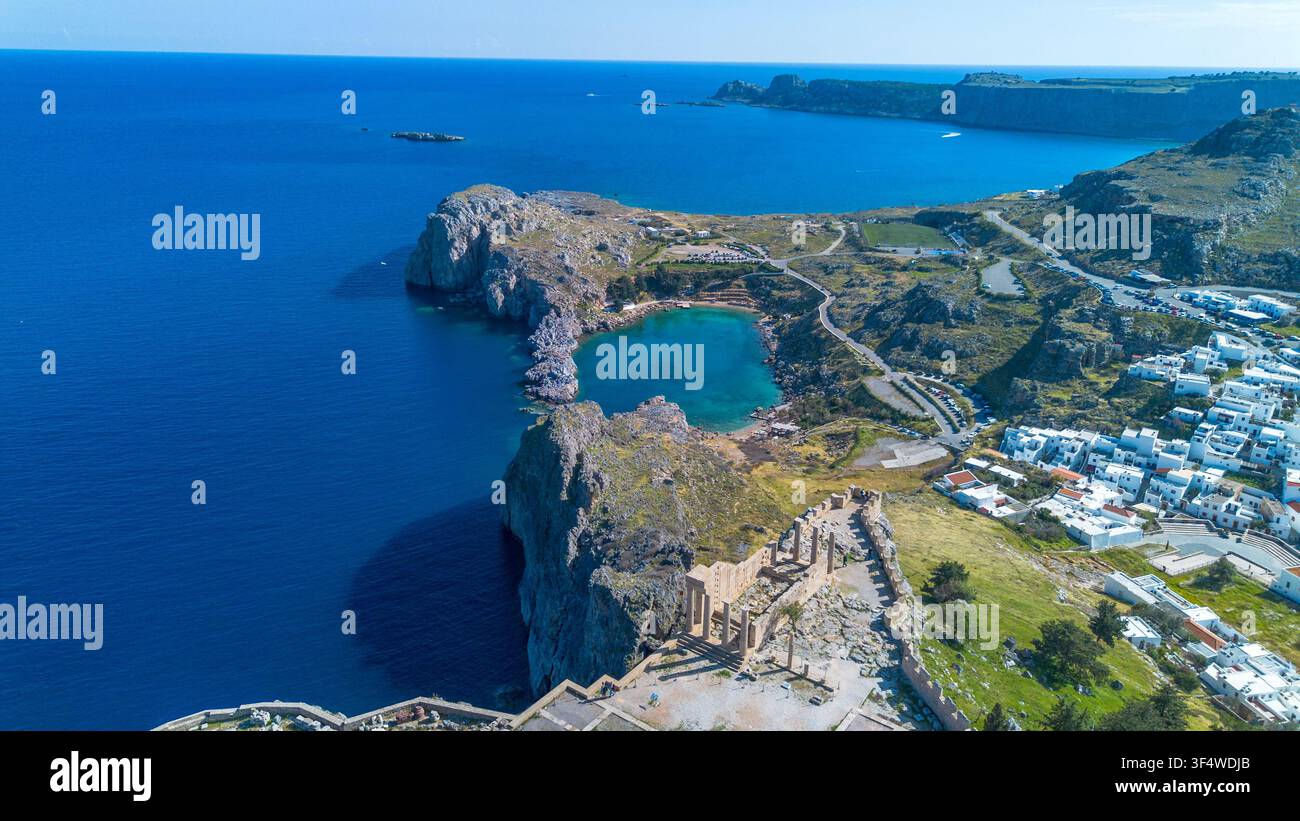 Vue aérienne de St Pauls Bay et des ruines de l'acropole de Lindos sur l'île de Rhodes, Grèce Banque D'Images