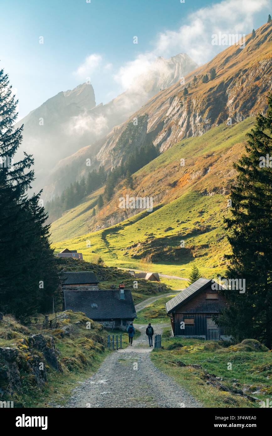 Suisse paysage de montagne d'automne avec randonneurs sur le sentier le long des chalets traditionnels, Seealpsee, région d'Appenzell, Suisse Banque D'Images