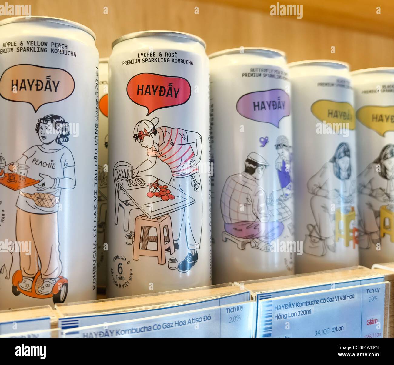 Vinamilk HayĐấy Premium Sparkling Kombucha, une boisson vietnamienne au thé fermenté conditionnée en canettes de 320 ml avec des illustrations stylisées de style pop-art, Vietnam Banque D'Images