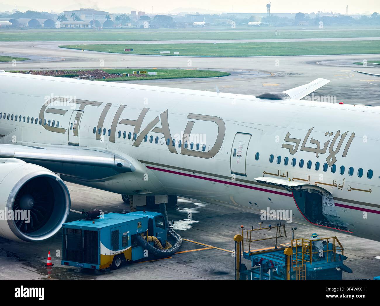 Avion de ligne à grand rayon de carène Boeing 777 exploité par Etihad Airways, amarré à l'aéroport de Hanoï, Vietnam Banque D'Images