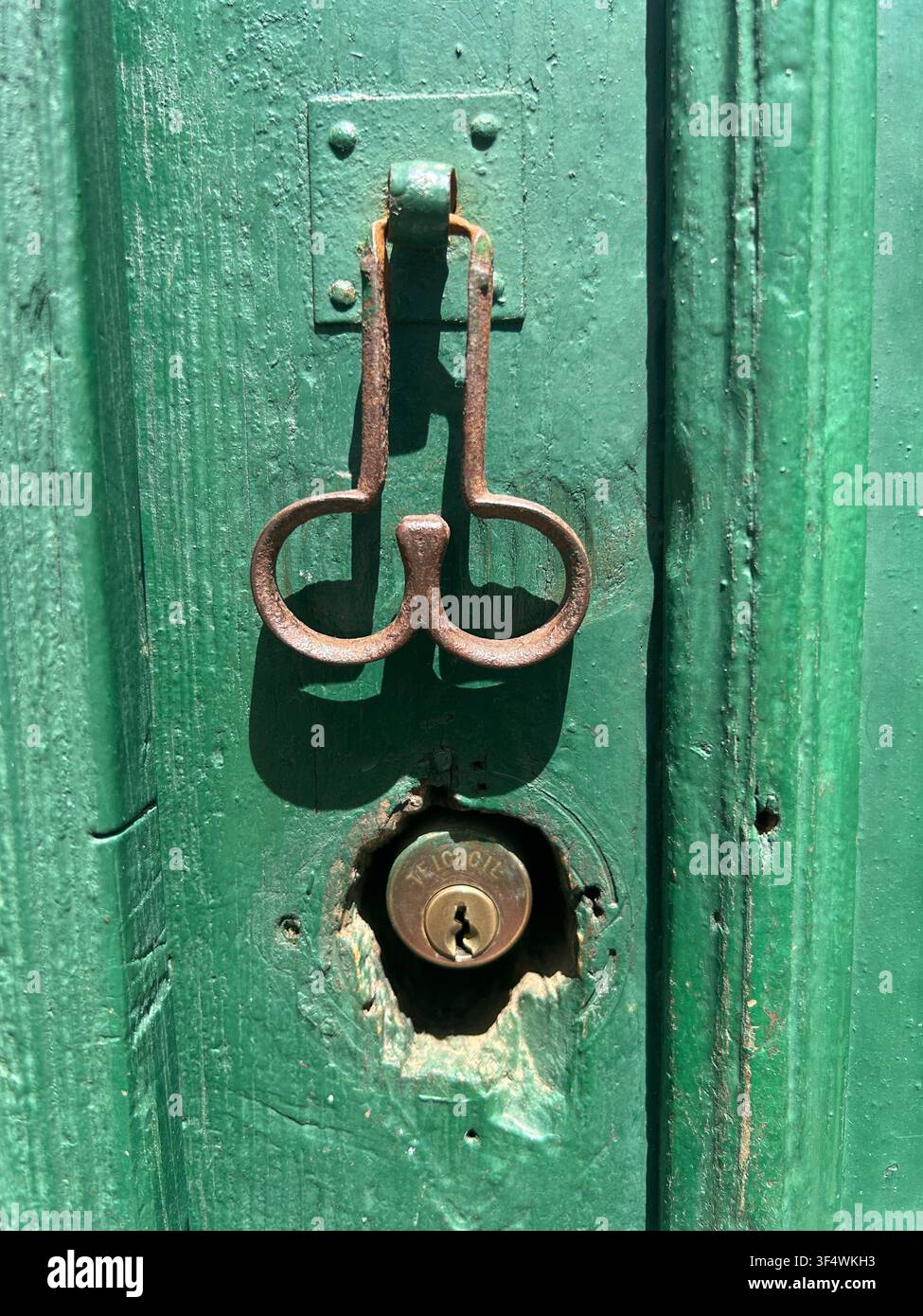 Heurtoir antique de forme phallique sur une porte historique dans la ville d'Évora, Portugal Banque D'Images