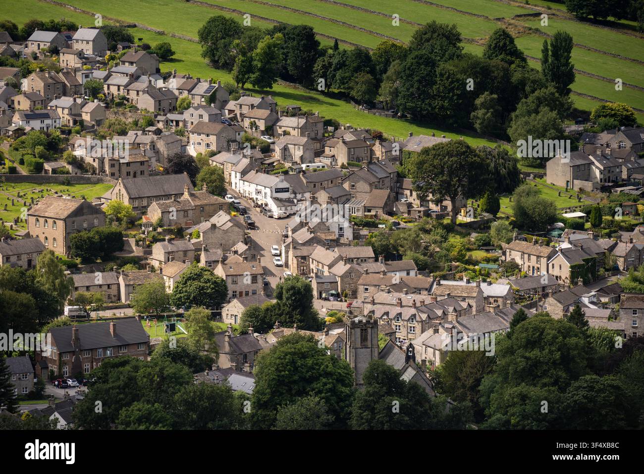 Une vue détaillée en hauteur regardant vers le groupe de maisons en pierre et le clocher de l'église dans le centre du village de Bradwell, dans le Peak District, en Angleterre Banque D'Images