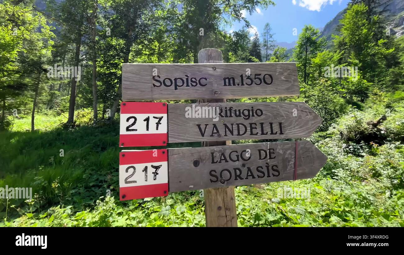 DOLOMITES, ITALIE - 15 JUIN 2026 : Un panneau de randonnée en bois indiquant les directions et les altitudes pour Rifugio Vandelli et Lago di Sorapis dans les Dolomites Banque D'Images