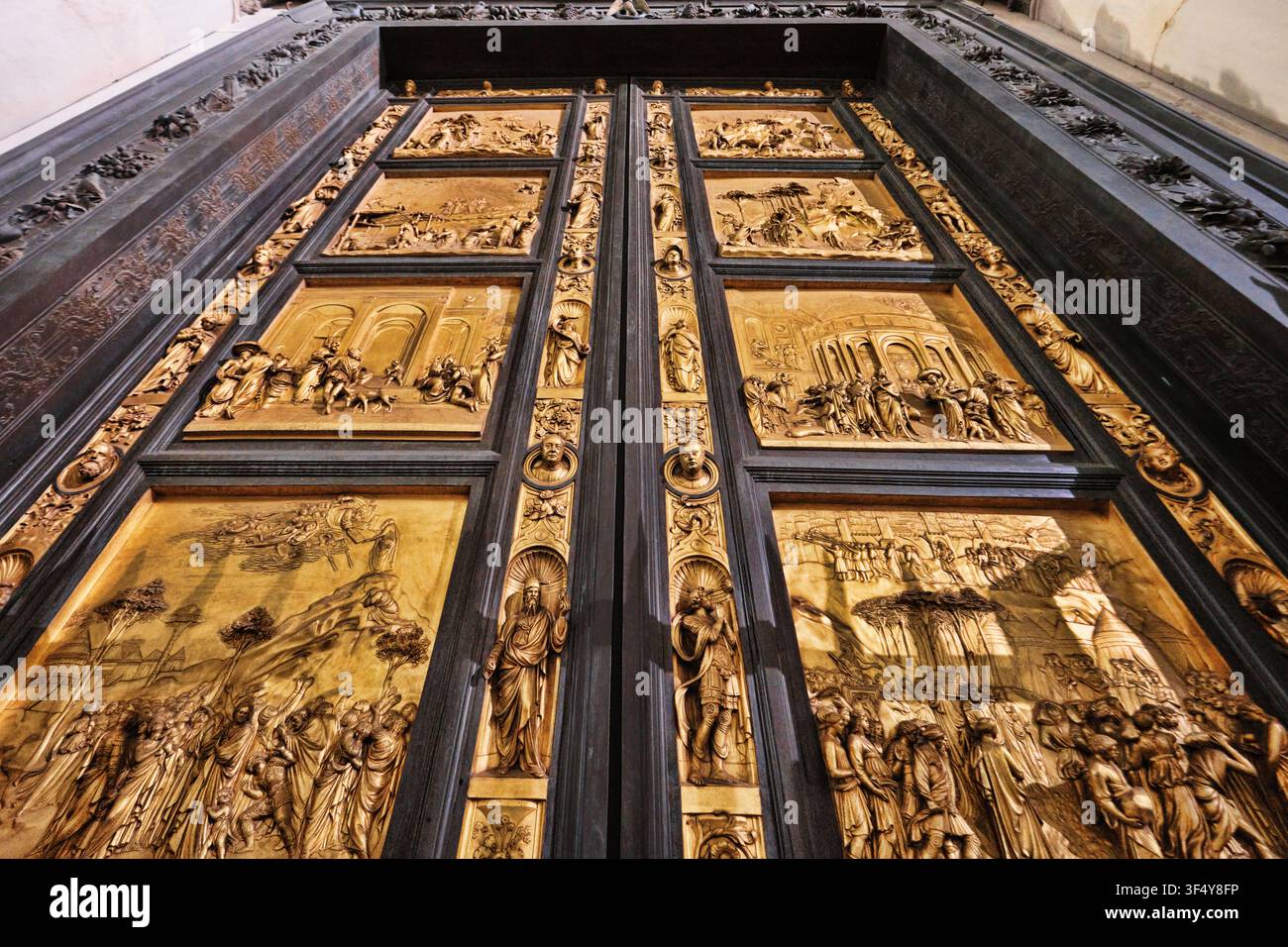 Florence, Italie - Mai 2026 : Portes du Paradis en bronze doré de Lorenzo Ghiberti sur le baptistère de Florence Banque D'Images