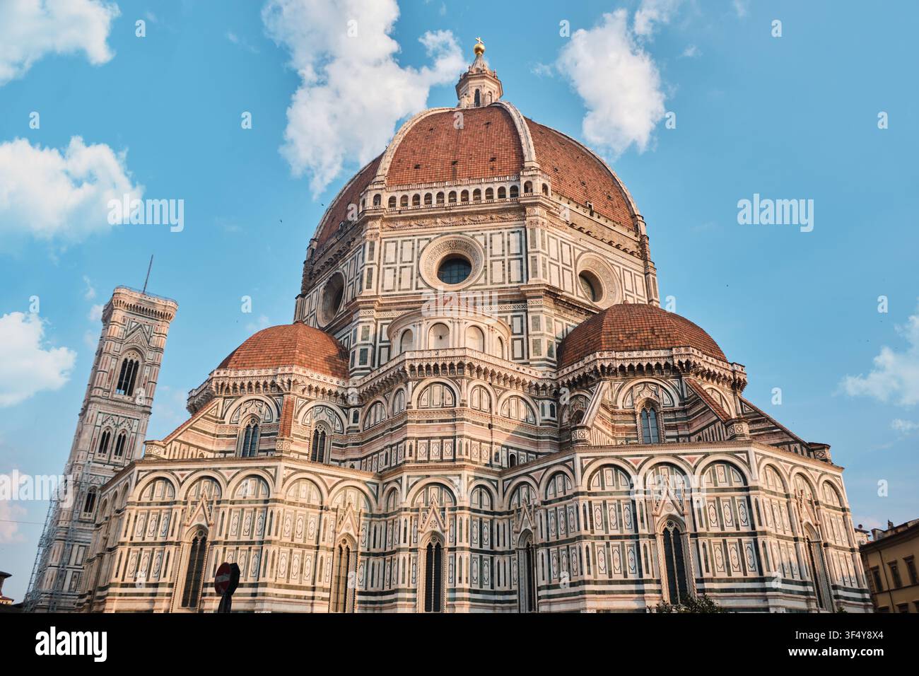 Florence, Italie - Mai 2026 : Le dôme de Brunelleschi et le campanile de Giotto de la cathédrale Santa Maria del Fiore contre un ciel bleu Banque D'Images