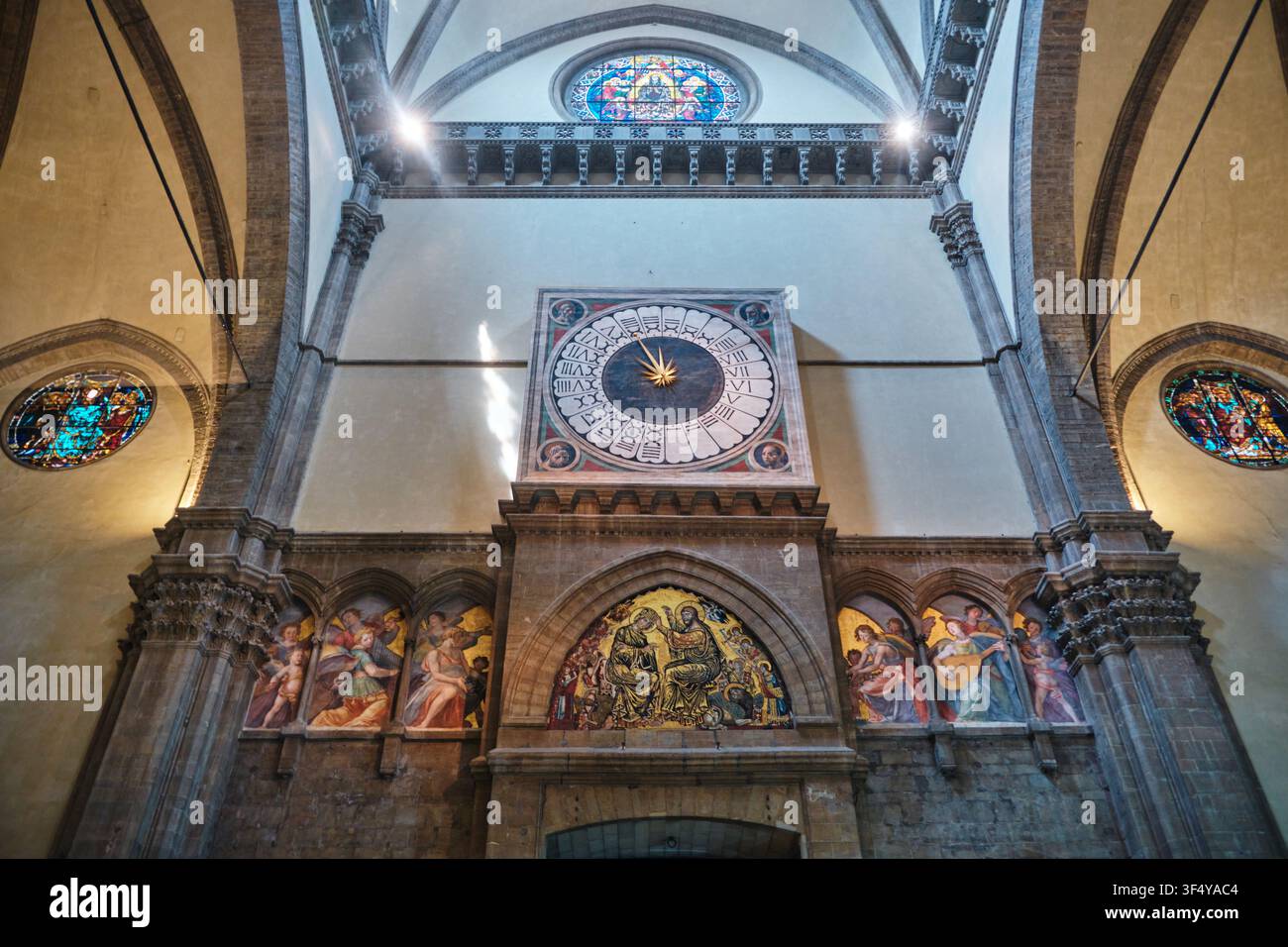 Florence, Italie - Mai 2026 : Horloge liturgique de 24 heures et fresques de Paolo Uccello à l'intérieur de la cathédrale de Florence Banque D'Images