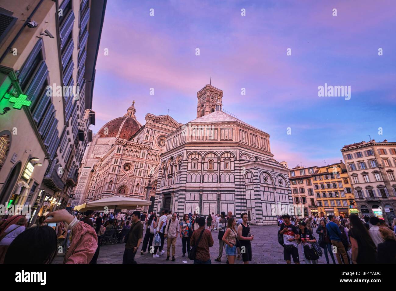 Florence, Italie - Mai 2026 : Baptême de Florence et cathédrale du Duomo au coucher du soleil avec des touristes sur la Piazza del Duomo Banque D'Images