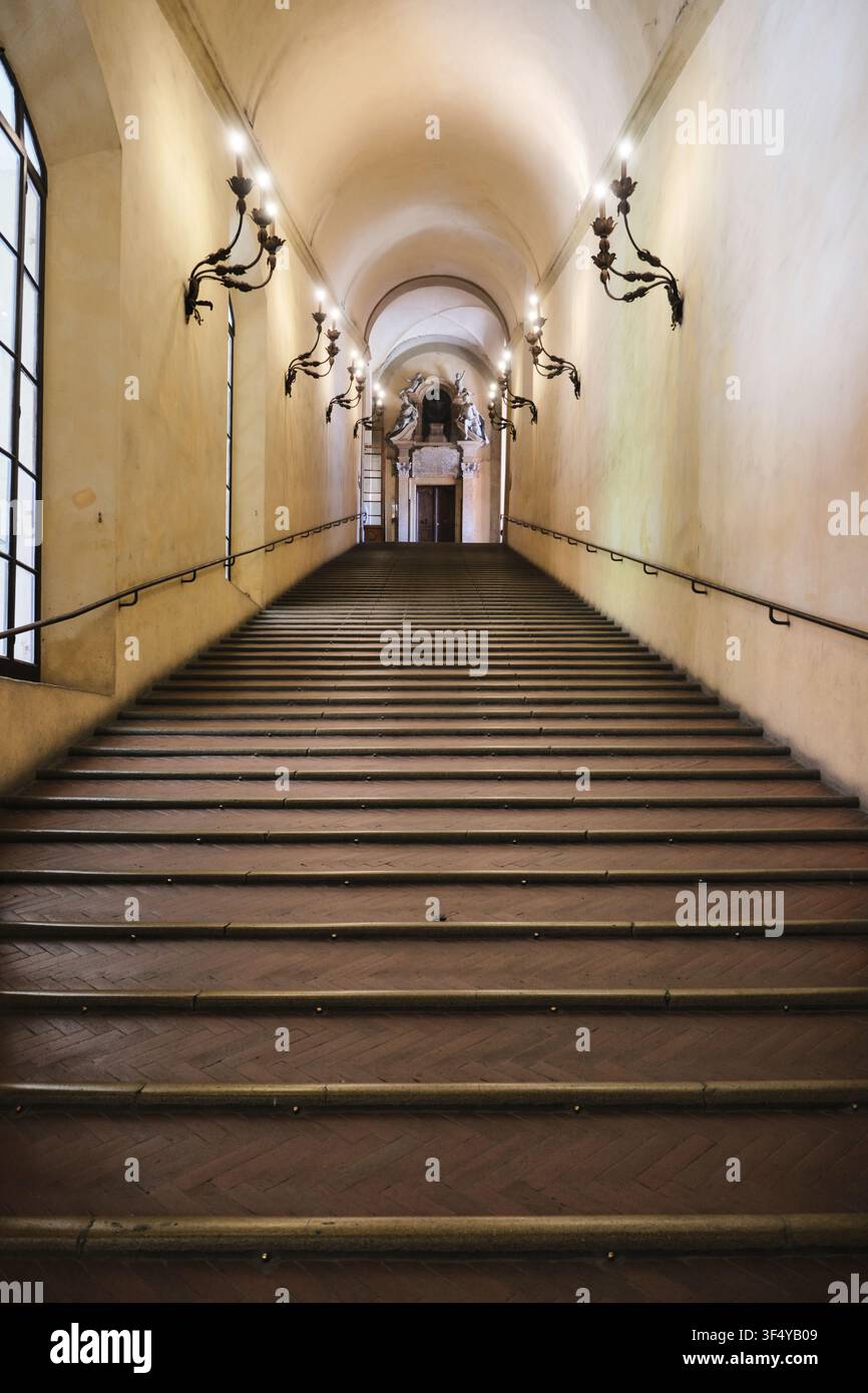 Bologne, Italie – Mai 2026 : Escalier historique du XVIe siècle Bramante Scalone d Onore au Palazzo d Accursio Banque D'Images