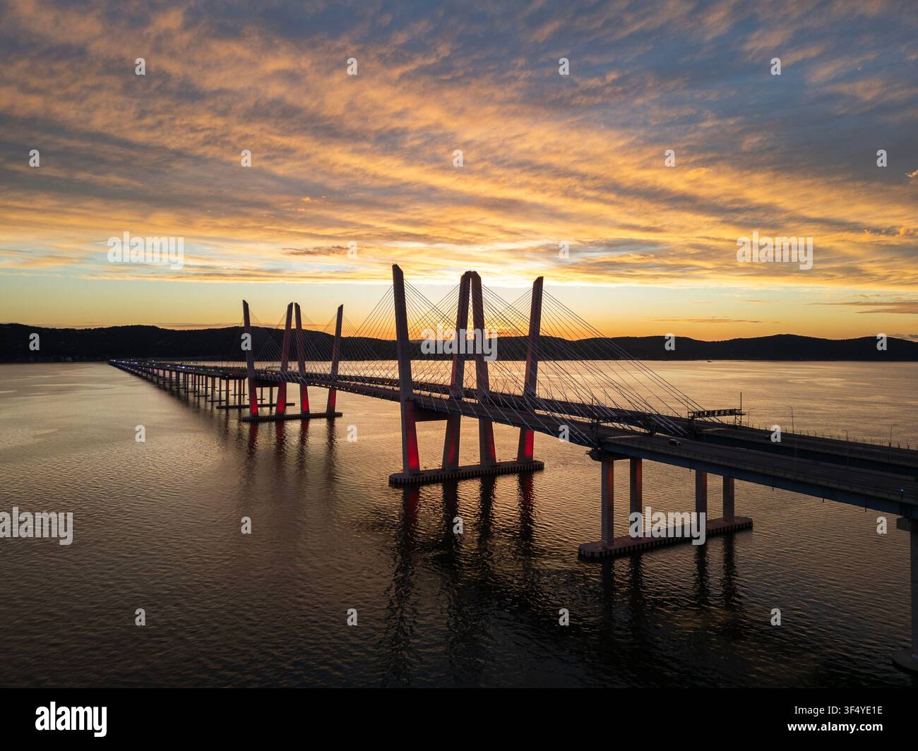 Vue aérienne du pont à câbles Mario Cuomo sur l'Hudson River dans le comté de Westchester, New York au coucher du soleil Banque D'Images