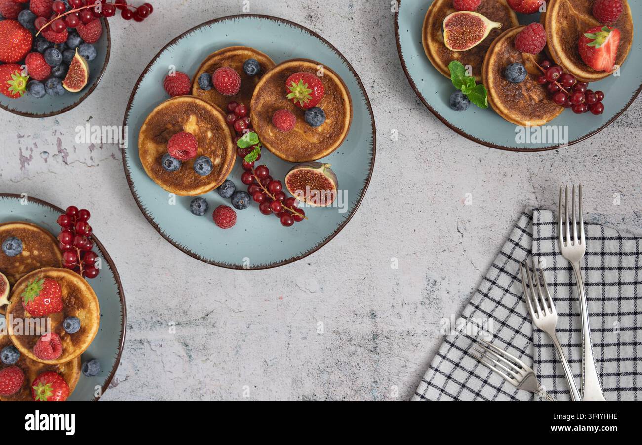 Arrangement de brunch en hauteur mettant en vedette des crêpes avec des fruits rouges, des figues et des fruits de saison Banque D'Images