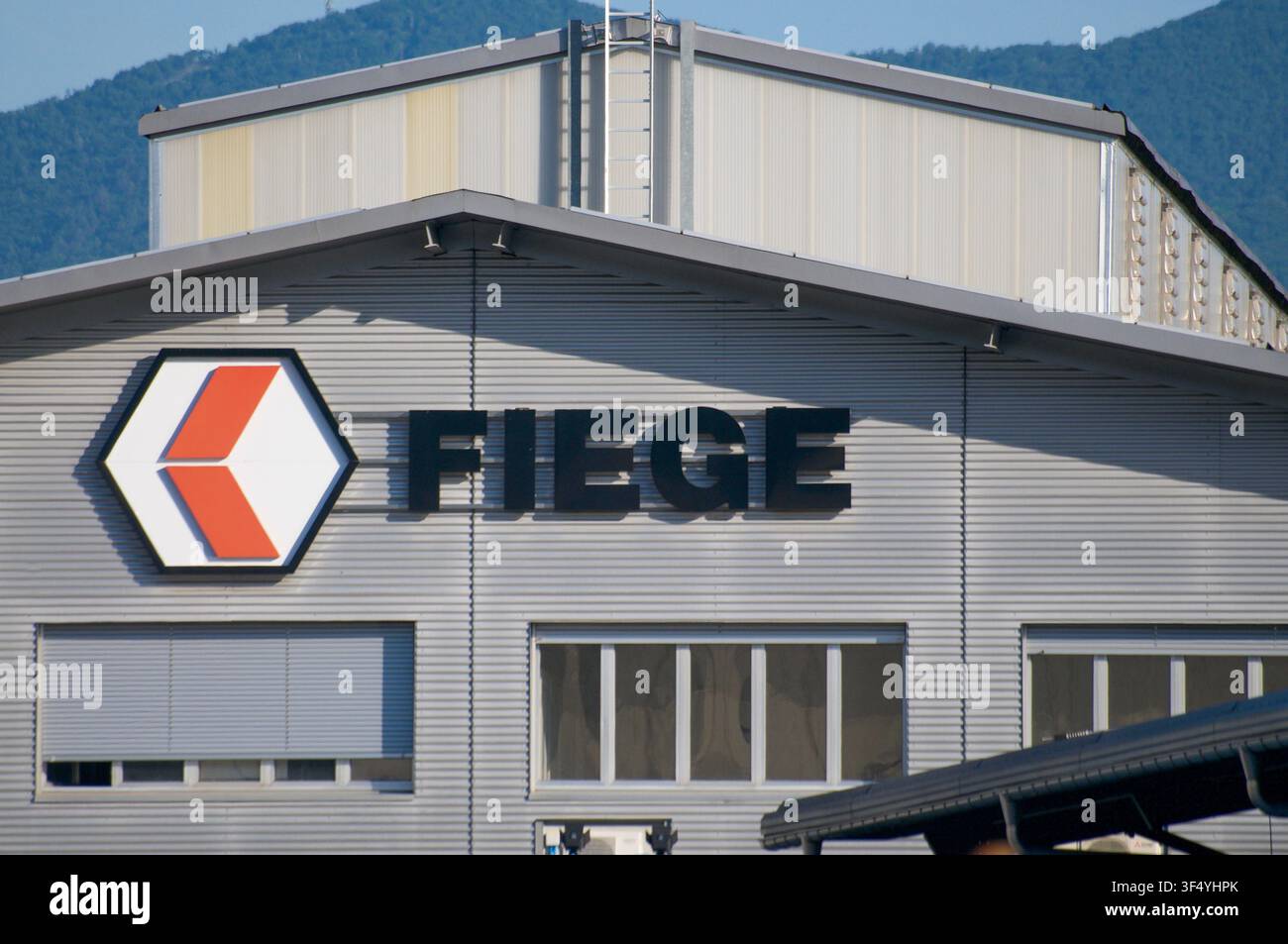 Balerna, Tessin, Suisse – 17 juin 2026 : Vue extérieure du logo de l'entreprise Fiege Logistics et de la plaque fixée sur un bâtiment d'entrepôt industriel Banque D'Images