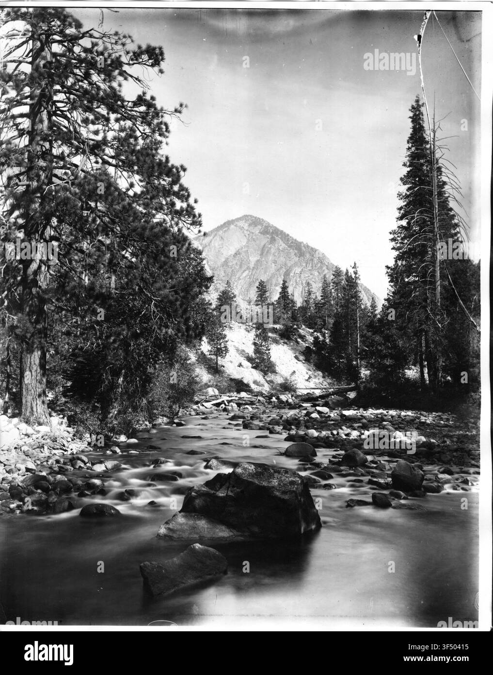 Une vue dans le Kings River Canyon, comté de Fresno, Californie, montrant un dôme de granit au loin, par John K. Hillers lors de l'expédition Powell. Banque D'Images
