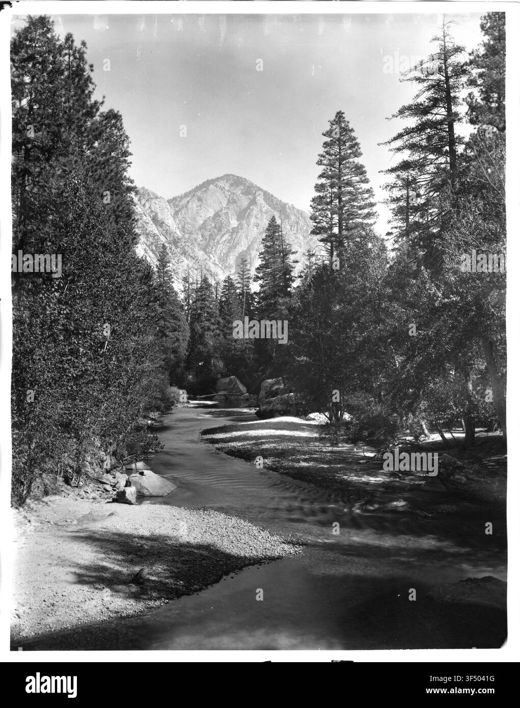 Un dôme de granit dans le Kings River Canyon, comté de Fresno, Californie, par John K. Hillers, photographe américain, lors de l'expédition Powell. Banque D'Images