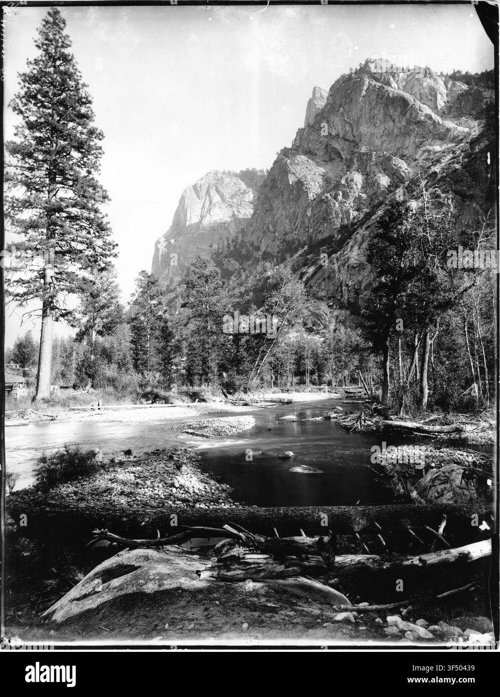 Falaises de granit dans le Kings River Canyon, comté de Fresno, Californie, sur une photographie de la fin du XVIe siècle, par John K. Hillers, photographe de l’U.S. Geological Survey, pendant l’expédition Powell. Banque D'Images