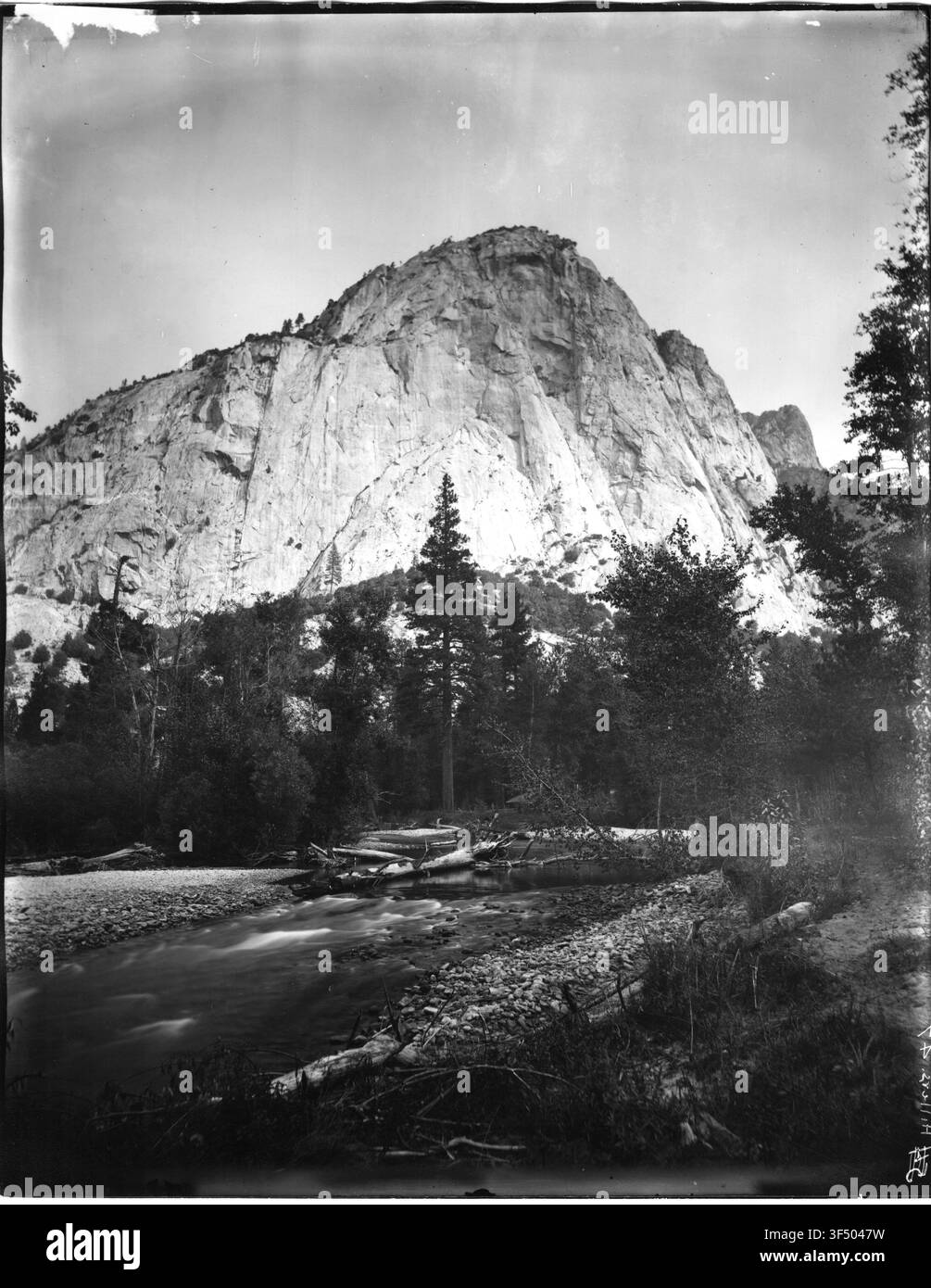 Le Sentinelle du Kings River Canyon dans le comté de Fresno, en Californie, par John K. Hillers lors de l’expédition Powell, une étude géologique menée à la fin du XIXe siècle. Banque D'Images
