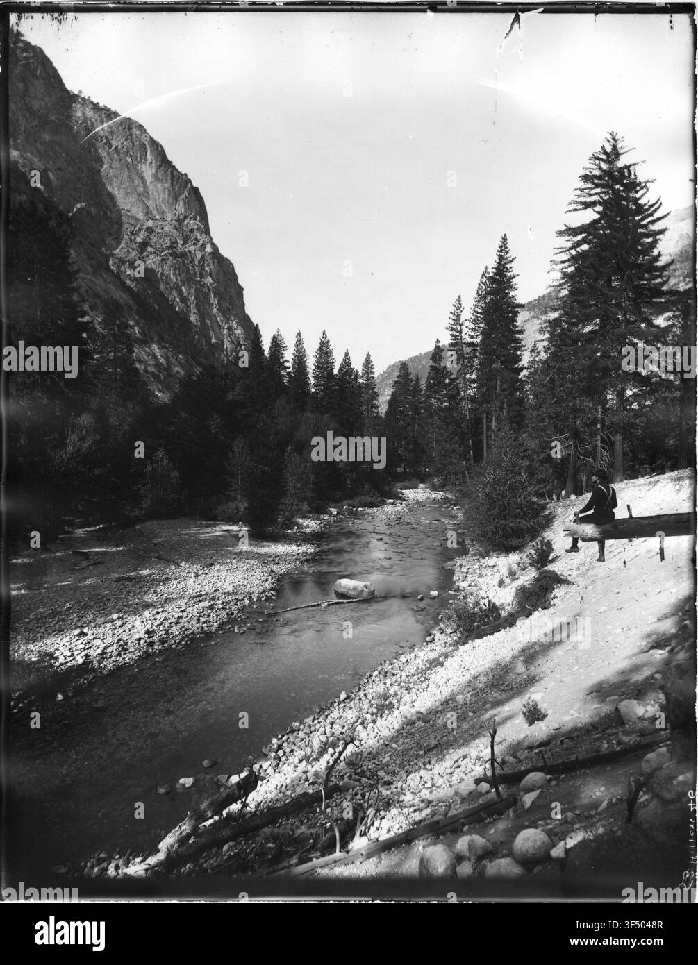 La rivière Kings au pied du Sentinel, dans le comté de Fresno, en Californie, par John K. Hillers, photographe américain, lors de l'expédition Powell, une étude géologique menée à la fin du XIXe siècle. Banque D'Images