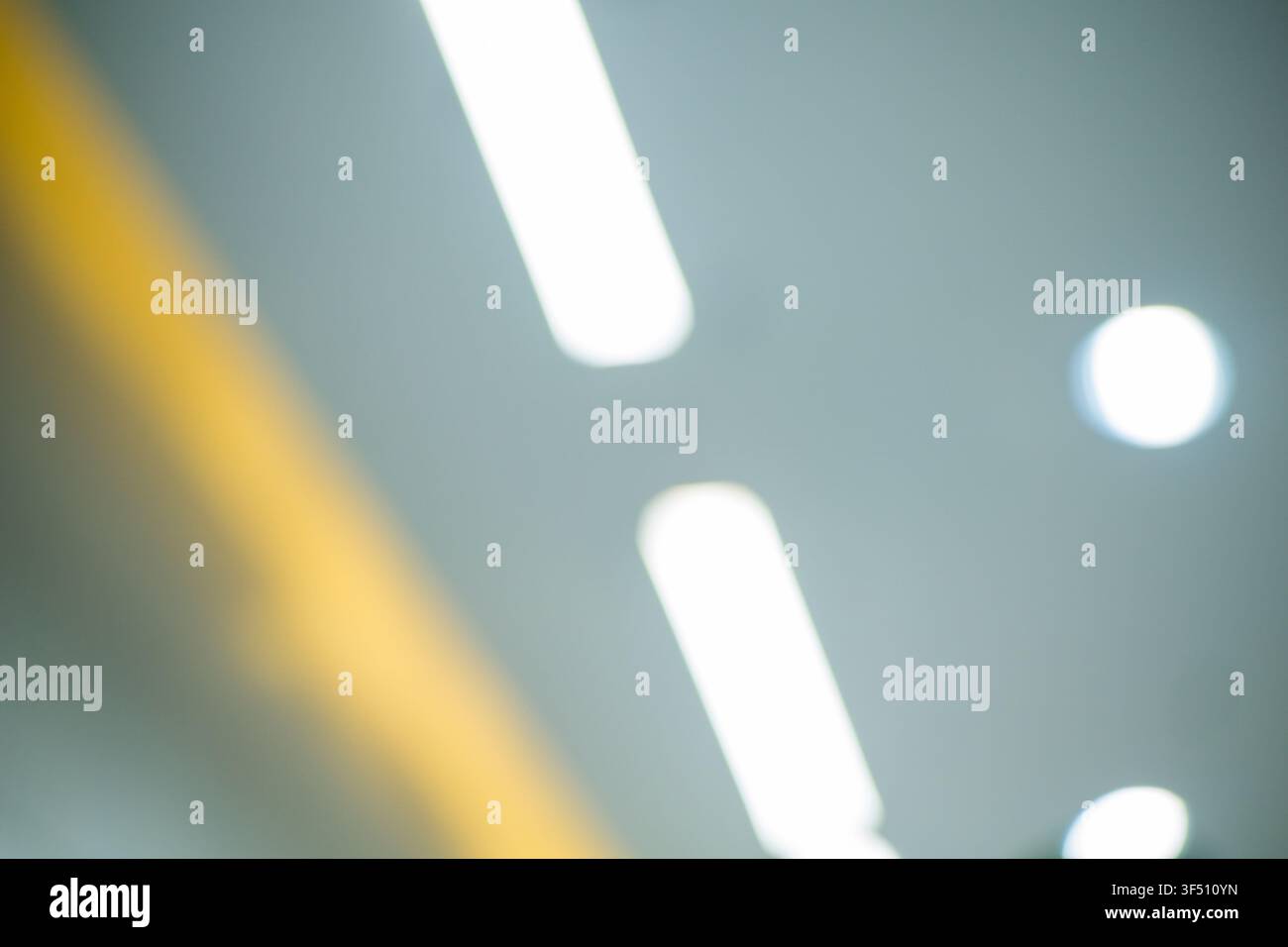 Fond Bokeh abstrait avec des lumières de plafond de bureau douces Banque D'Images