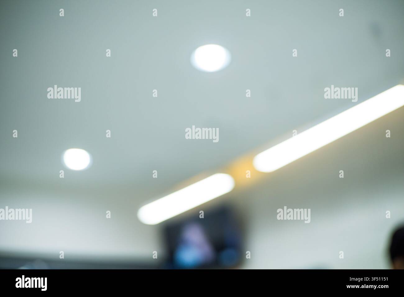 Fond Bokeh abstrait avec des lumières de plafond de bureau douces Banque D'Images