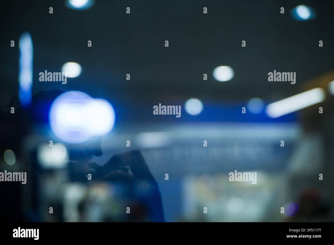 Fond Bokeh abstrait avec des lumières de plafond de bureau douces Banque D'Images