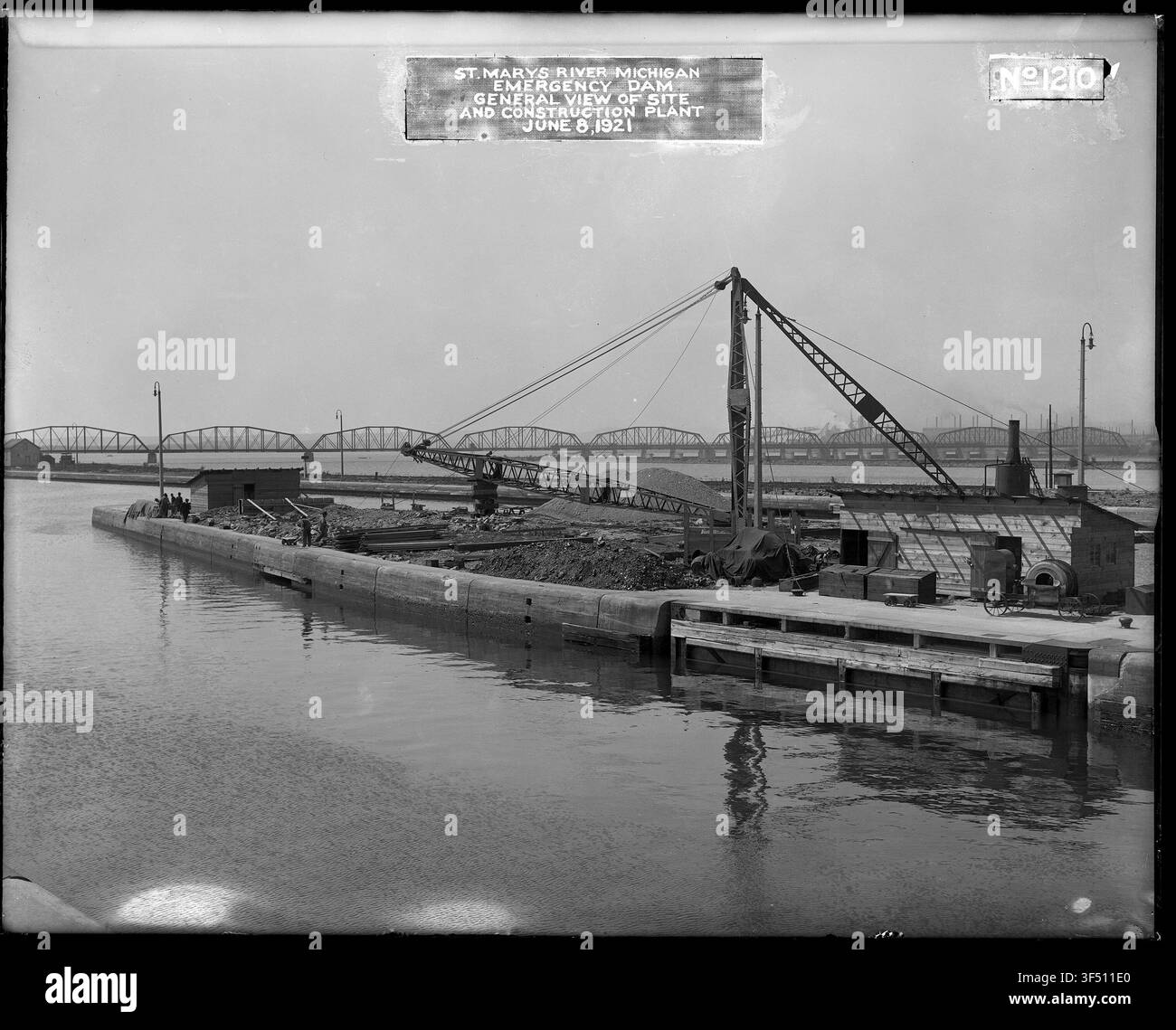 Une vue générale de 1679 du site et de l'usine de construction pour le barrage d'urgence au St. Marys Falls Canal, dans le cadre des photographies de construction et de rénovation du St. Marys Falls Canal et des écluses, enregistrées par le Bureau du Chef des Ingénieurs. Banque D'Images