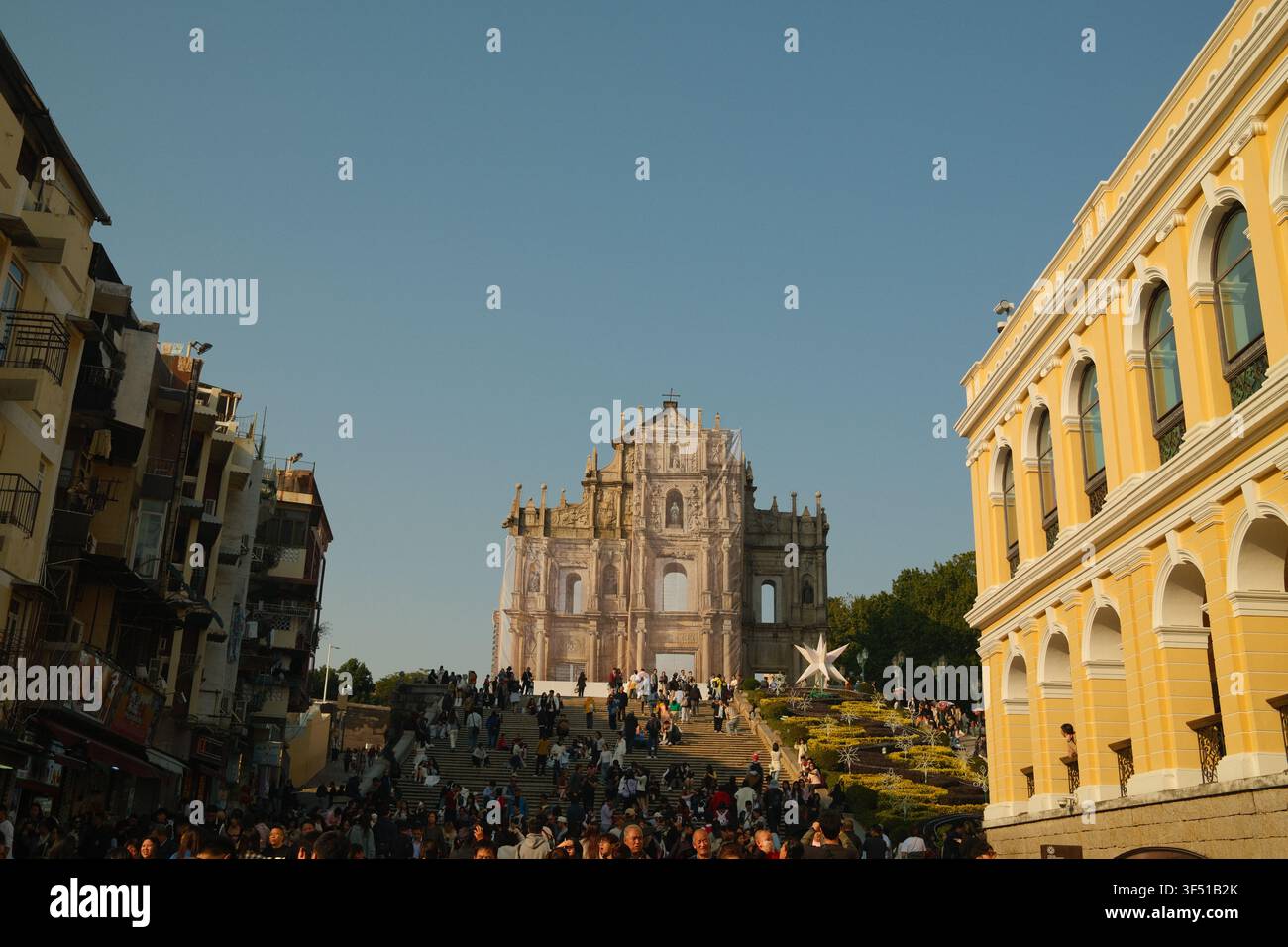 Prise de vue grand angle des ruines historiques de la façade de l'église Saint-Paul et des marches bondées de touristes par une journée ensoleillée et claire à Macao, en Chine Banque D'Images