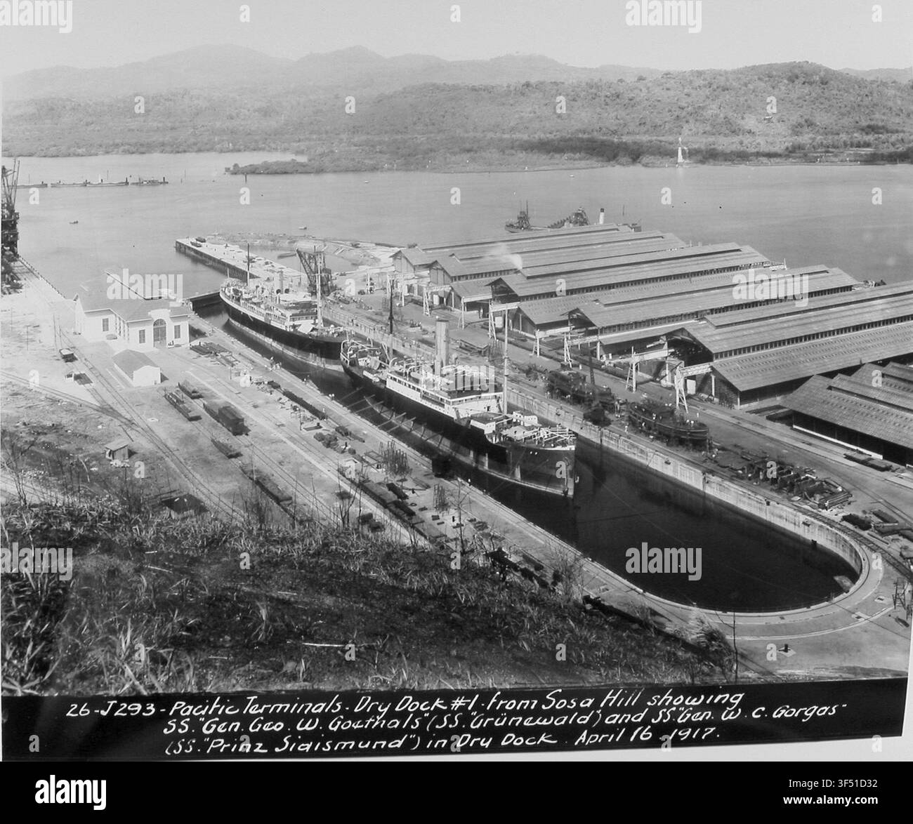 Le SS Gen Geo W Goethals, anciennement le SS Grunewald, et le SS Gen W C Gorgas, anciennement le SS Prinz Sigmund, dans le Dry Dock #1 des Pacific Terminals, vu depuis Sosa Hill, le 16 avril 1917, lors de la construction du canal de Panama. Banque D'Images
