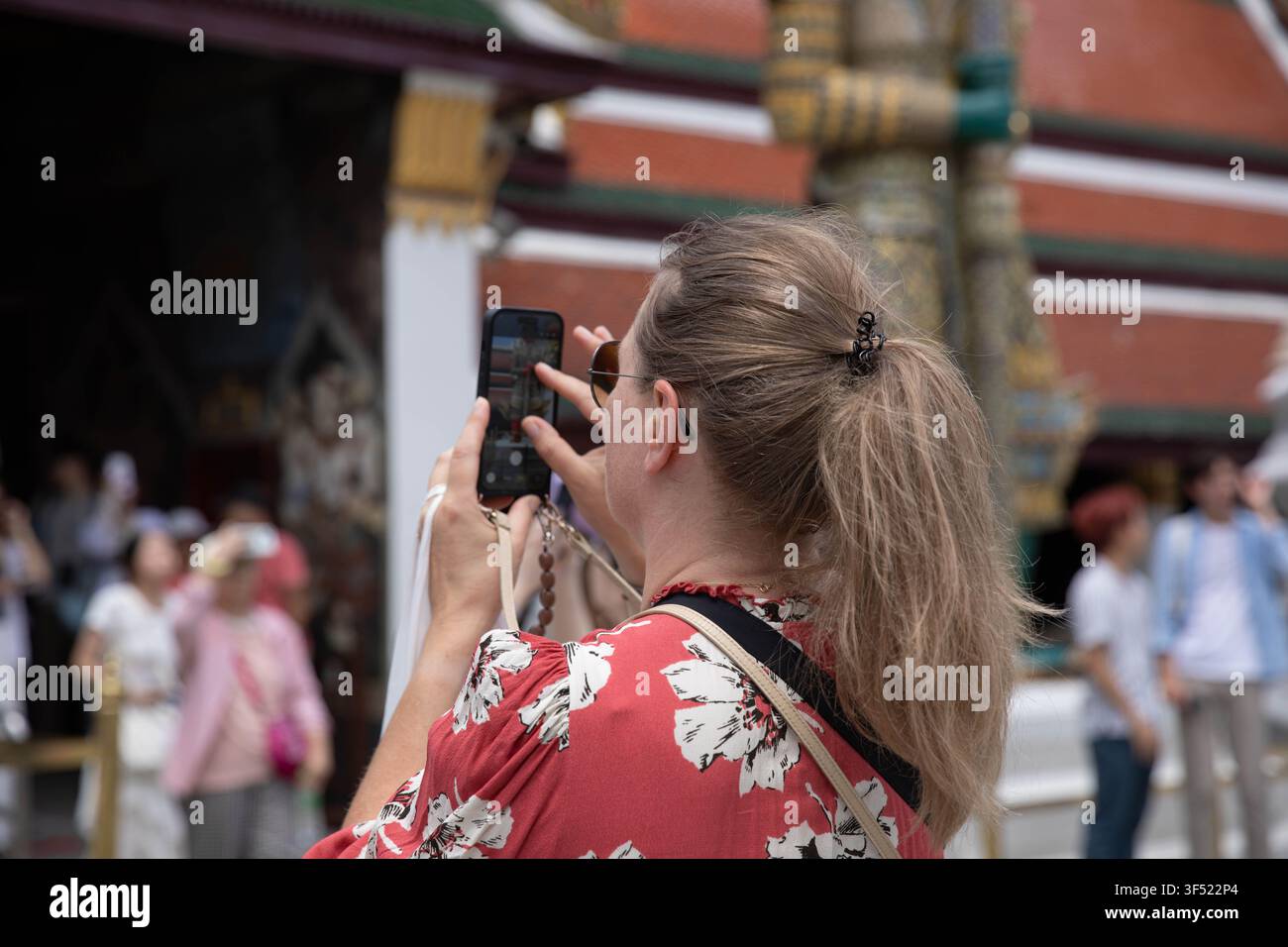 Femme utilisant un smartphone pour prendre une photo, gros plan. Banque D'Images